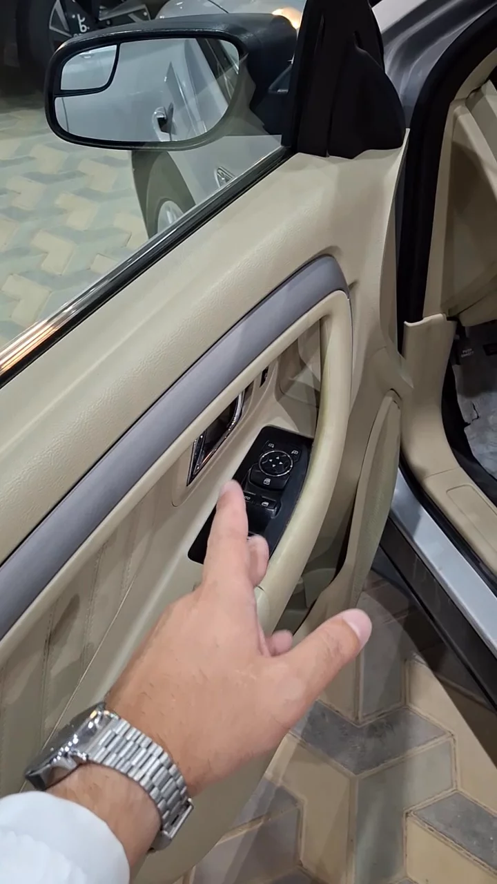 Car video thumbnail 1 of 9