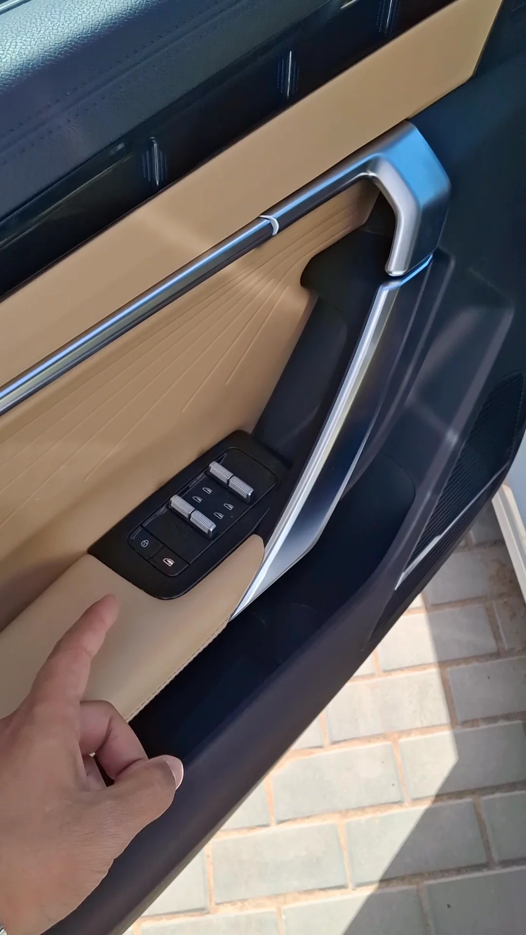 Car video thumbnail 1 of 8