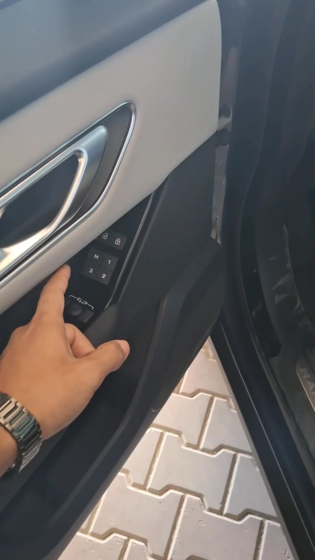 Car video thumbnail 1 of 8