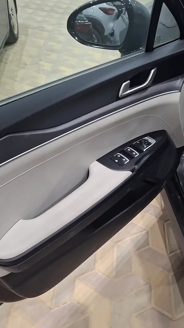 Car video thumbnail 1 of 9