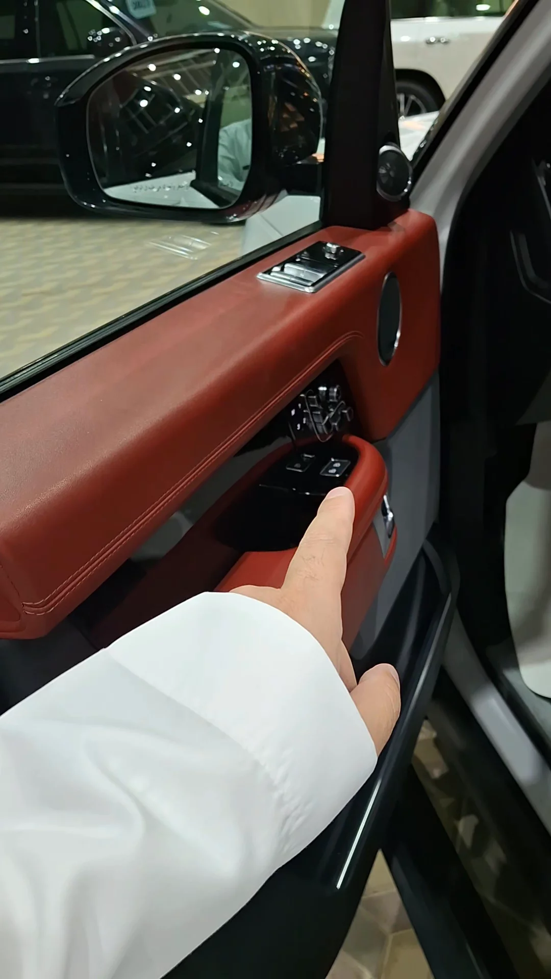 Car video thumbnail 1 of 9