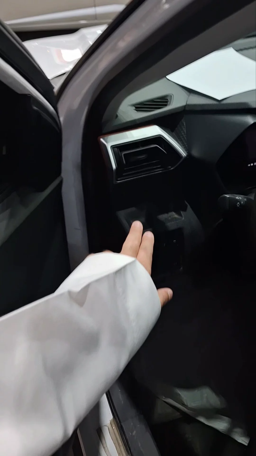 Car video thumbnail 1 of 9