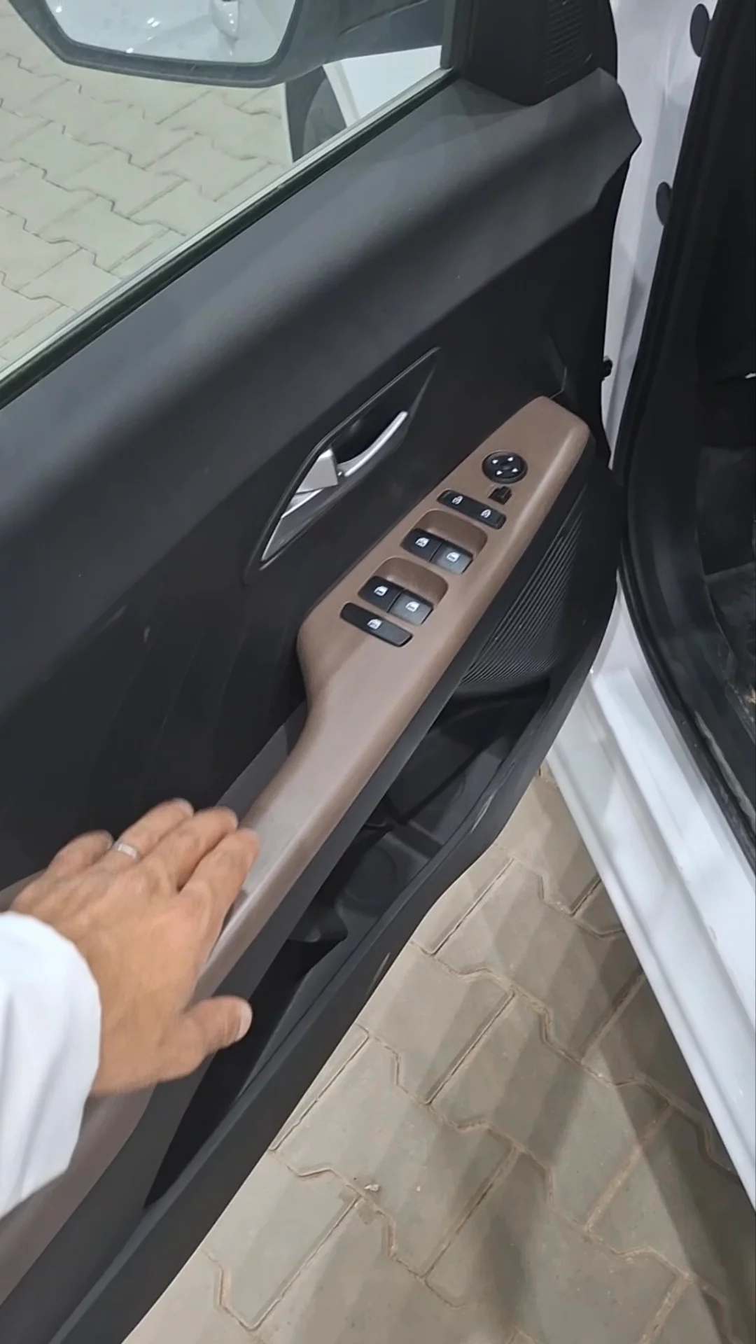 Car video thumbnail 1 of 9