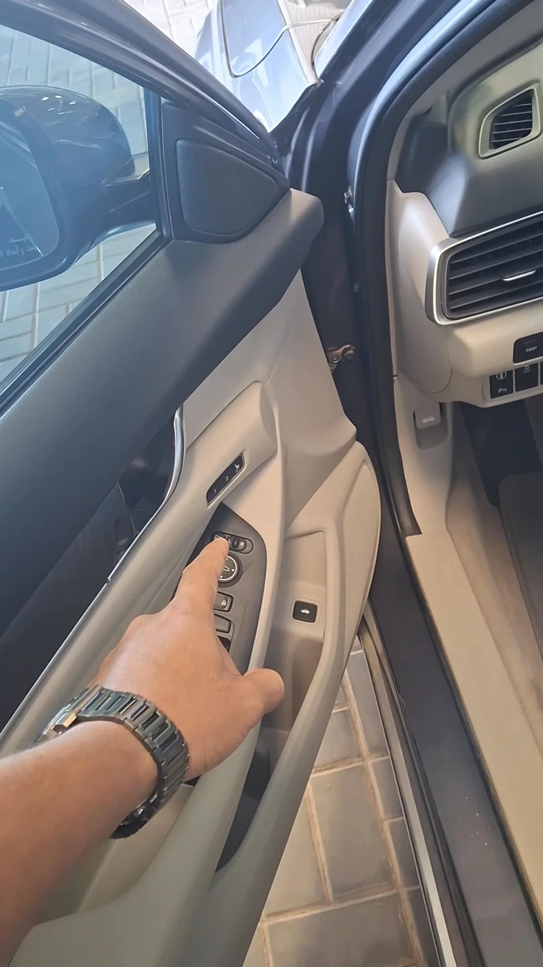 Car video thumbnail 1 of 8