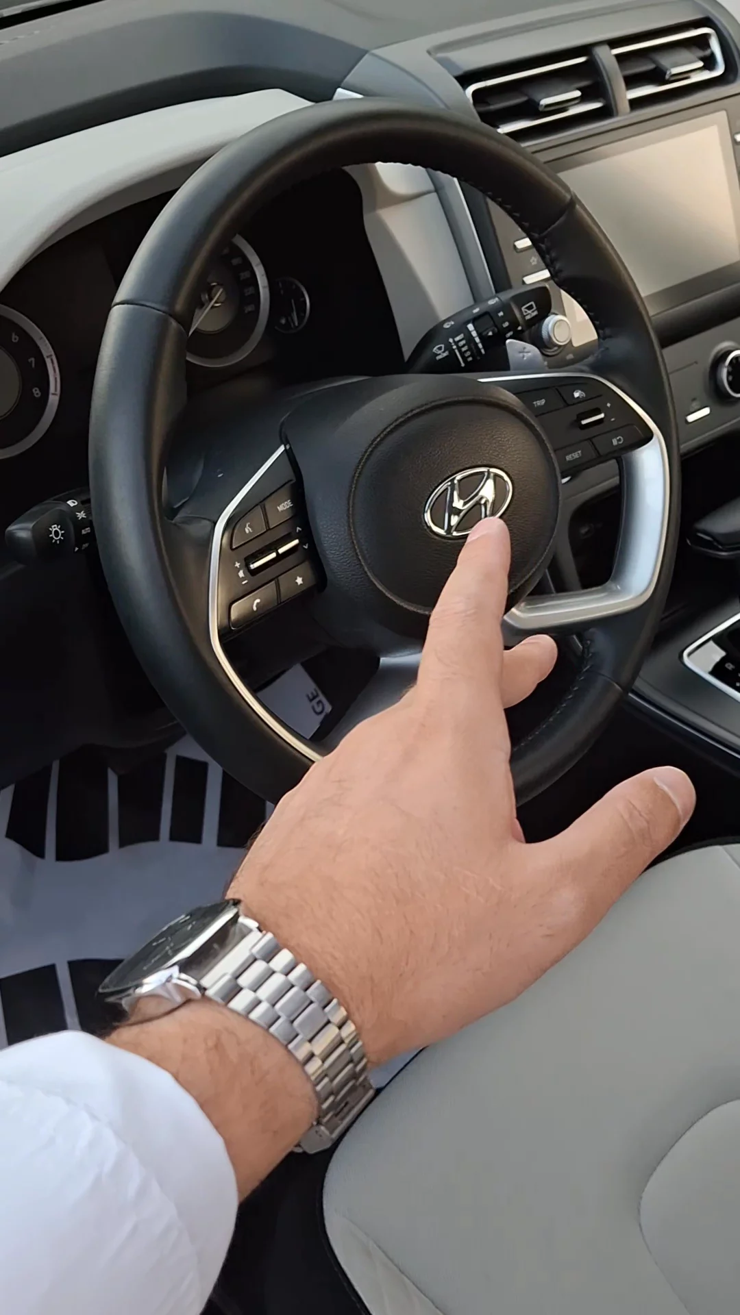 Car video thumbnail 1 of 9