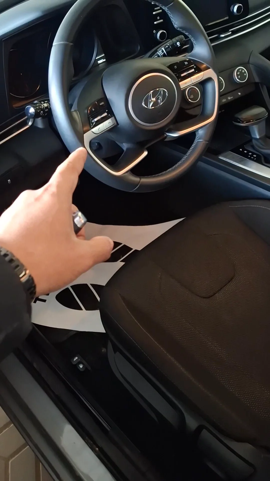 Car video thumbnail 1 of 8