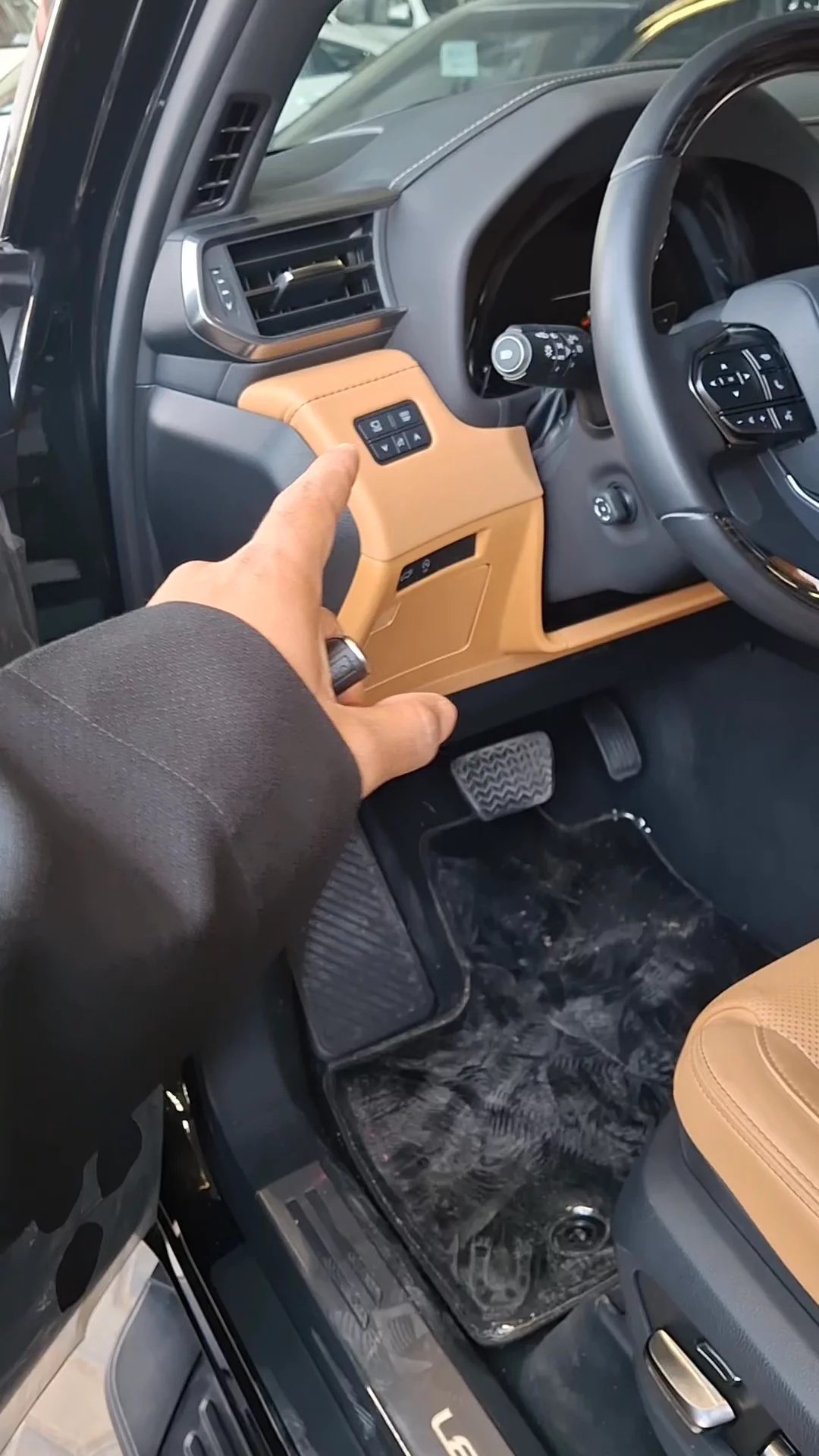 Car video thumbnail 1 of 8