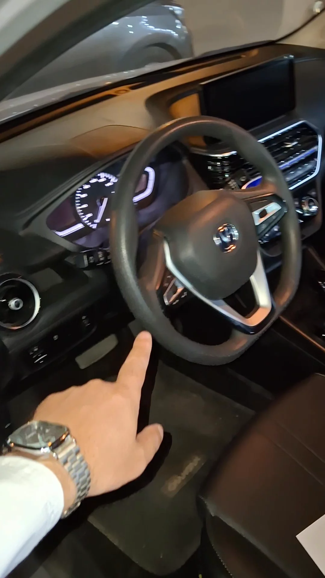 Car video thumbnail 1 of 9