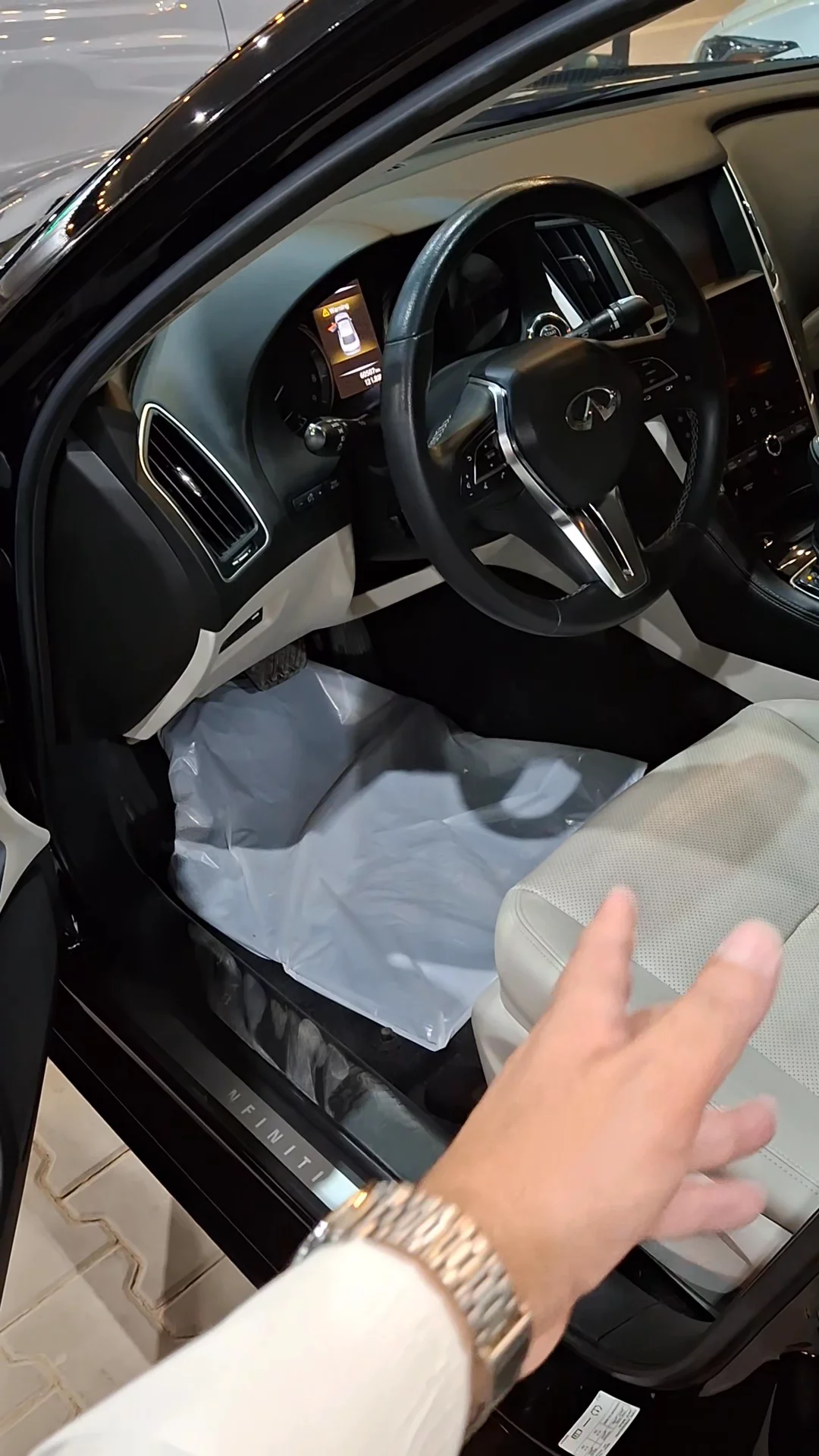 Car video thumbnail 1 of 9