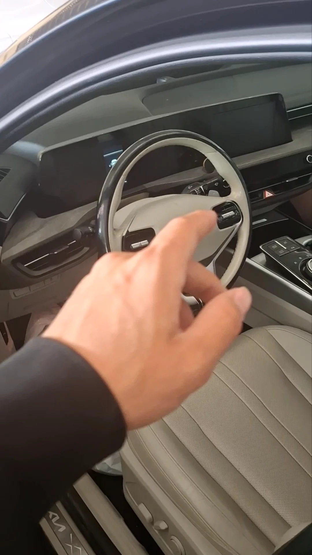 Car video thumbnail 1 of 8