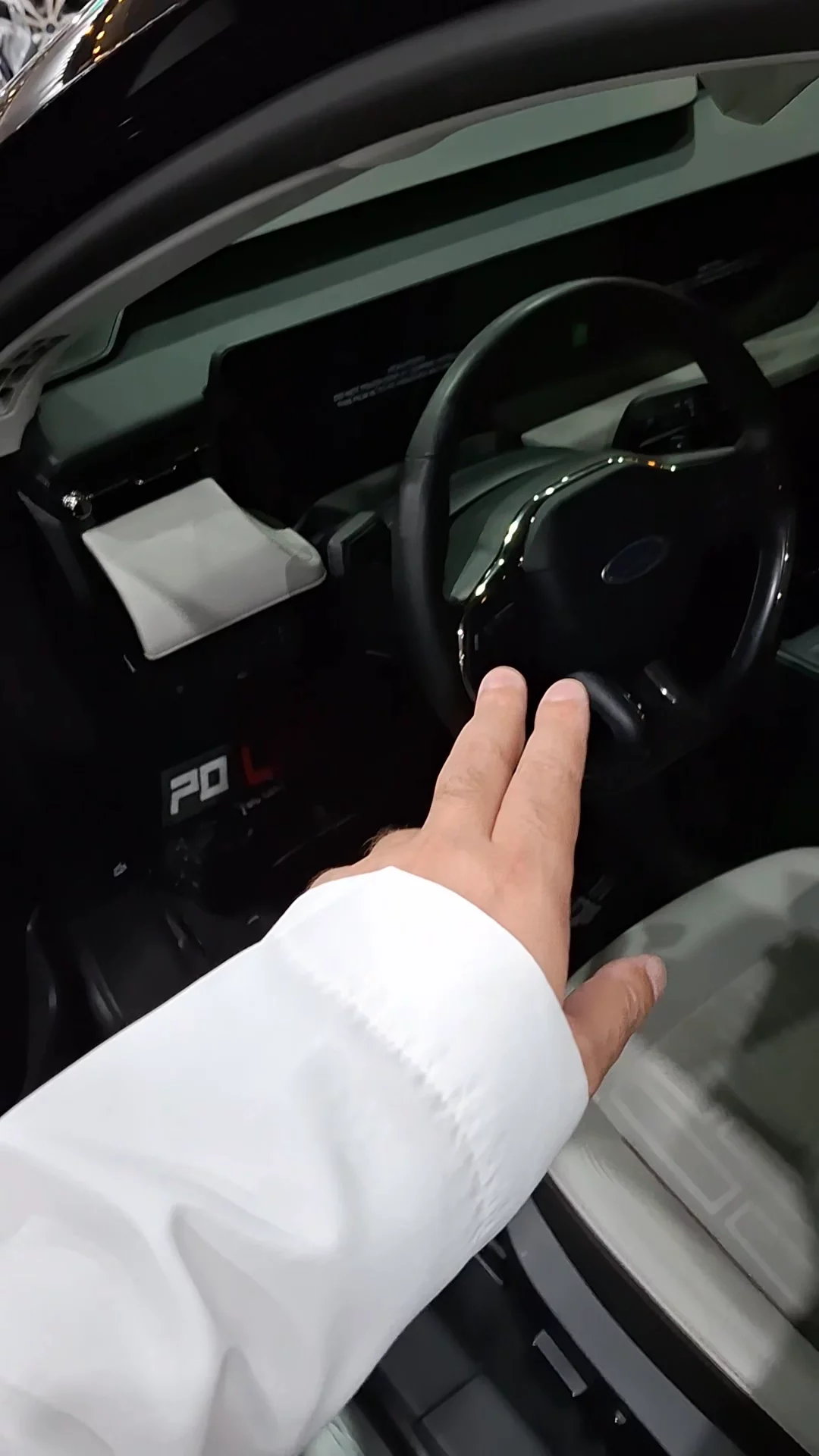 Car video thumbnail 1 of 9