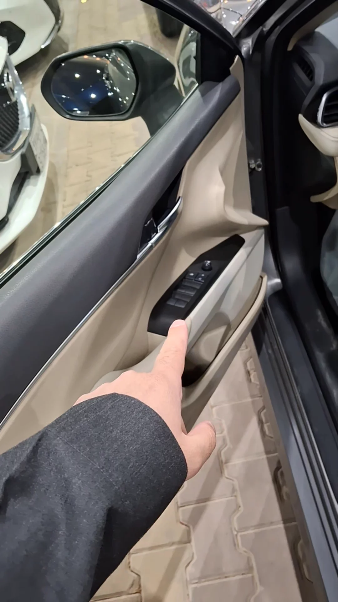 Car video thumbnail 1 of 9