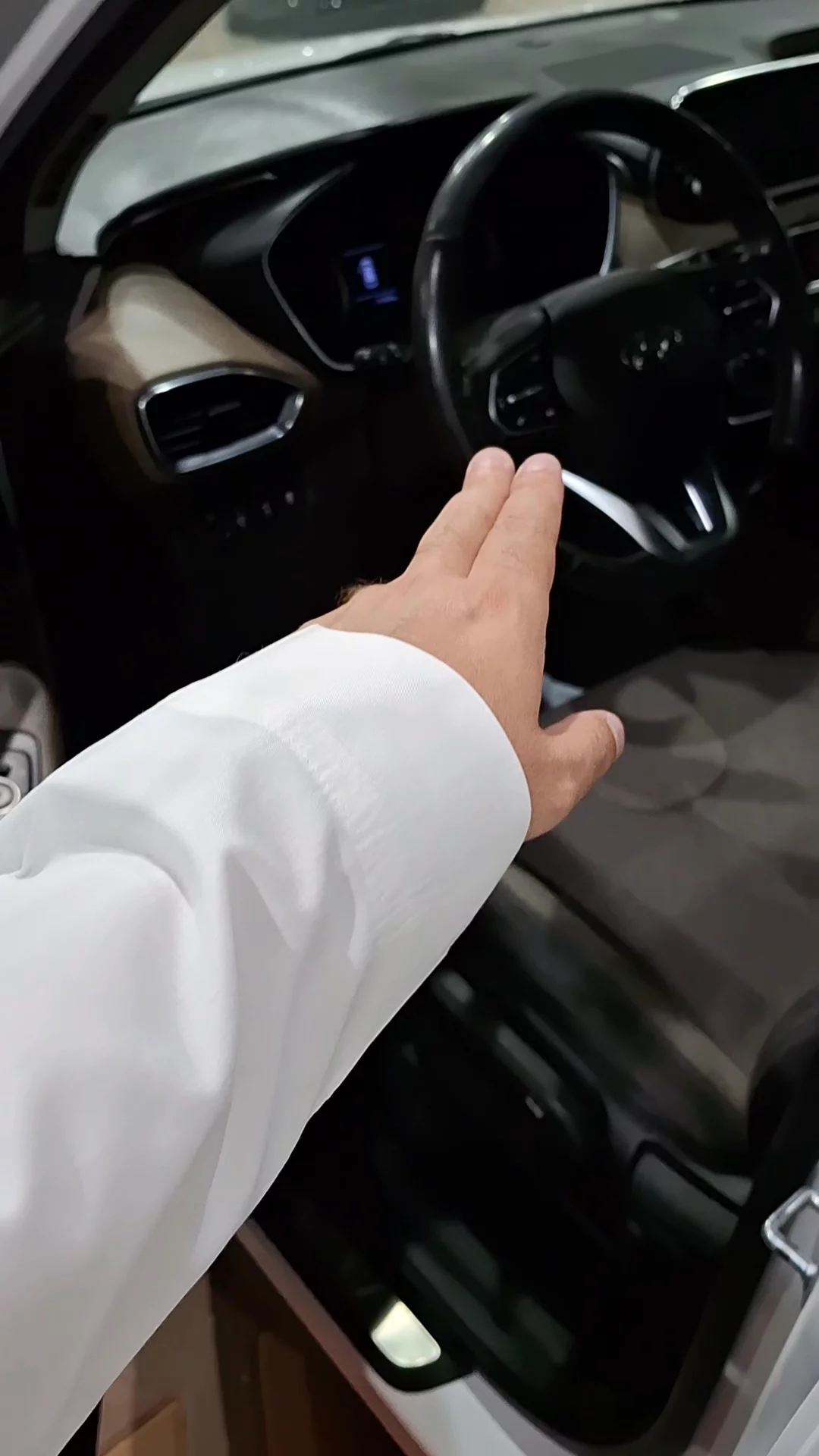 Car video thumbnail 1 of 9