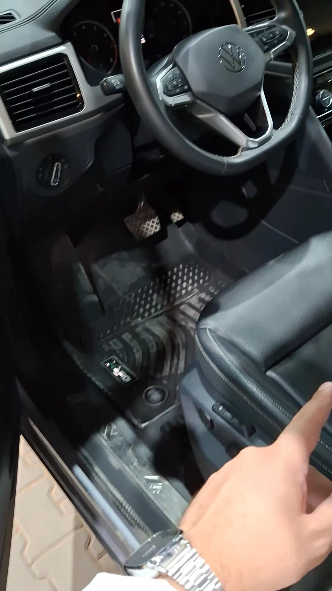 Car video thumbnail 1 of 9