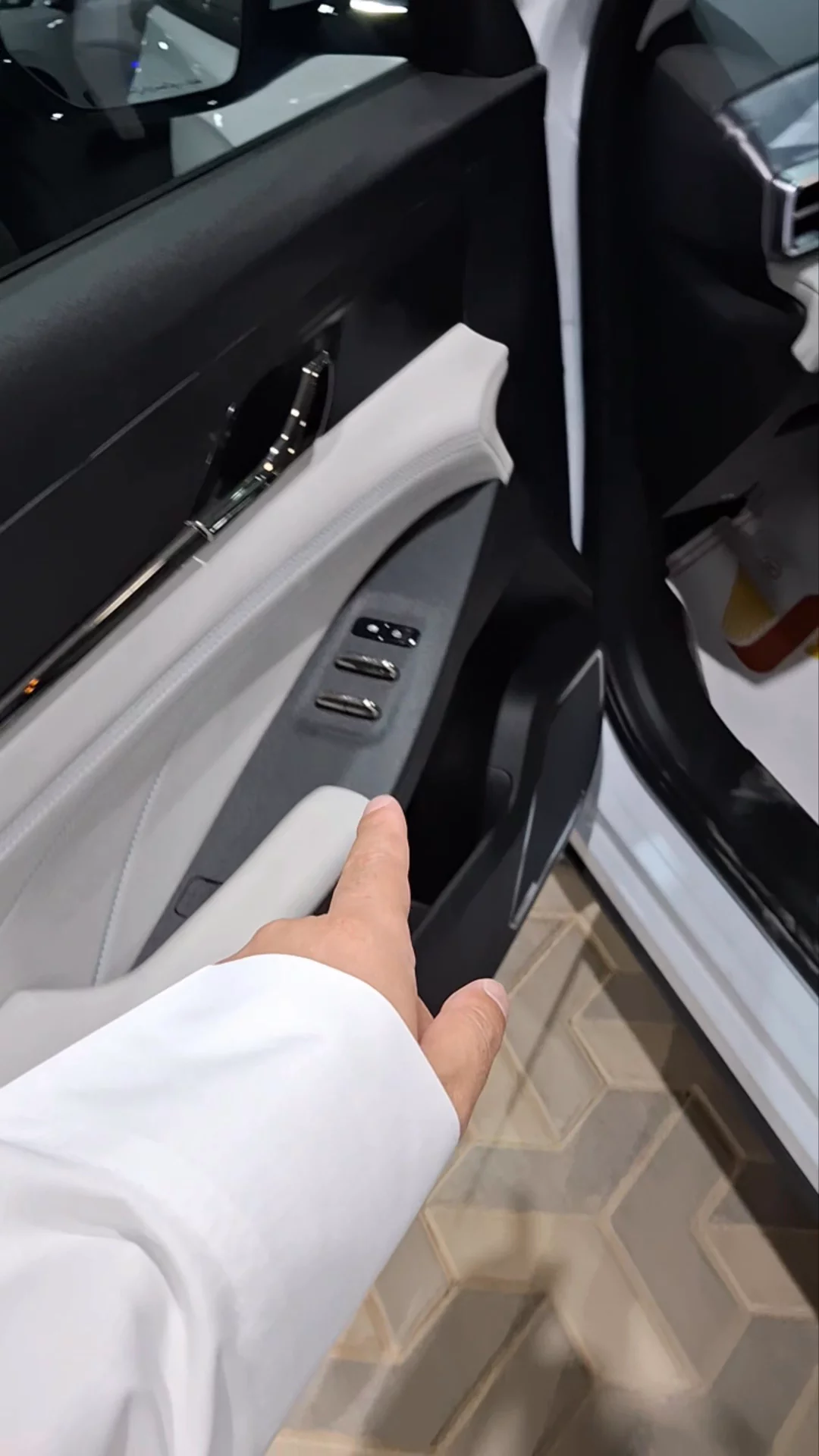 Car video thumbnail 1 of 9