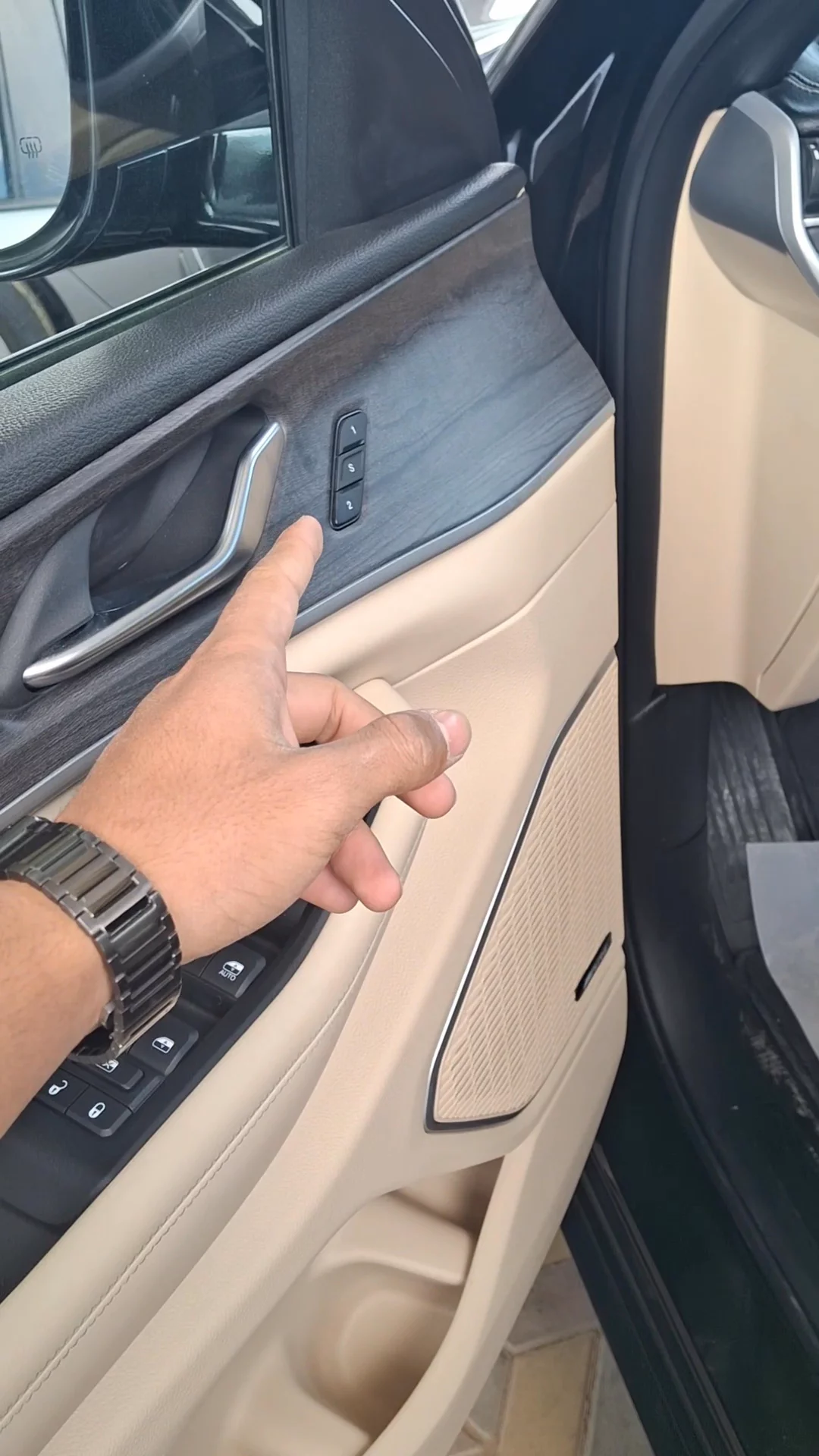 Car video thumbnail 1 of 8