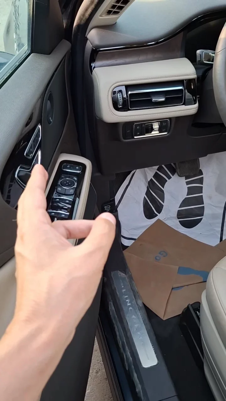 Car video thumbnail 1 of 9