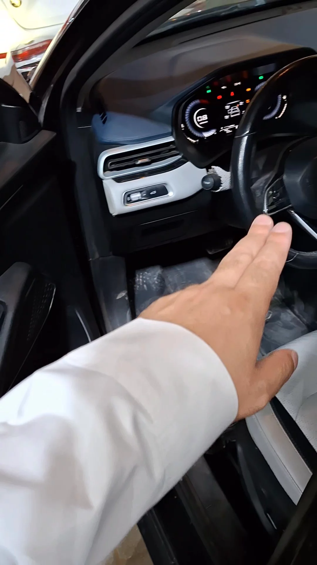 Car video thumbnail 1 of 10