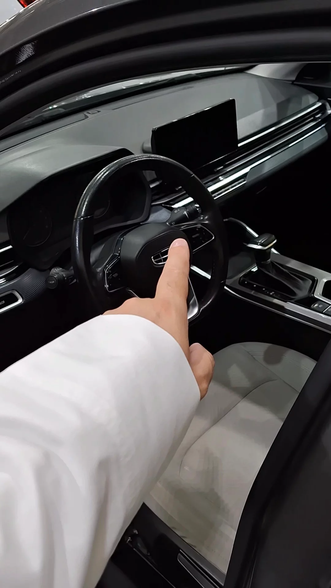 Car video thumbnail 1 of 9