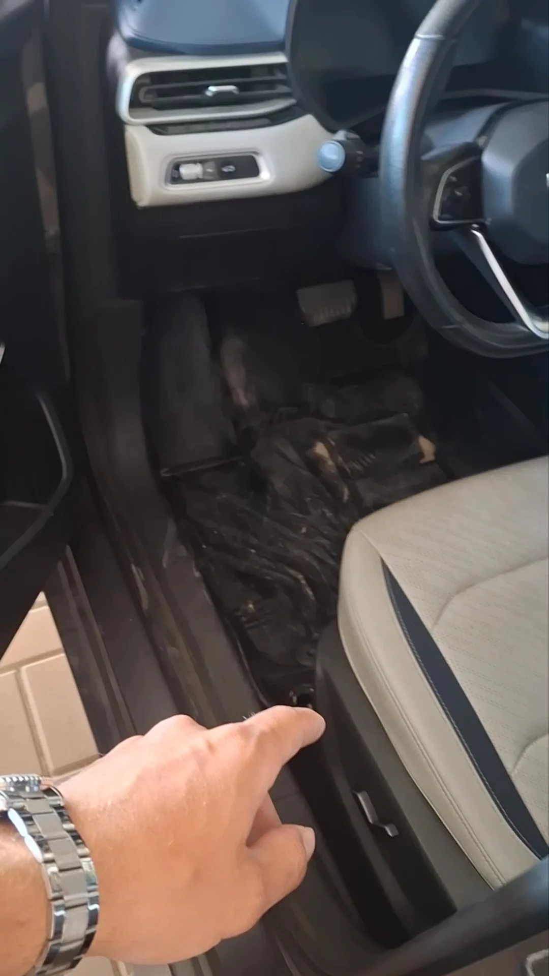 Car video thumbnail 1 of 7