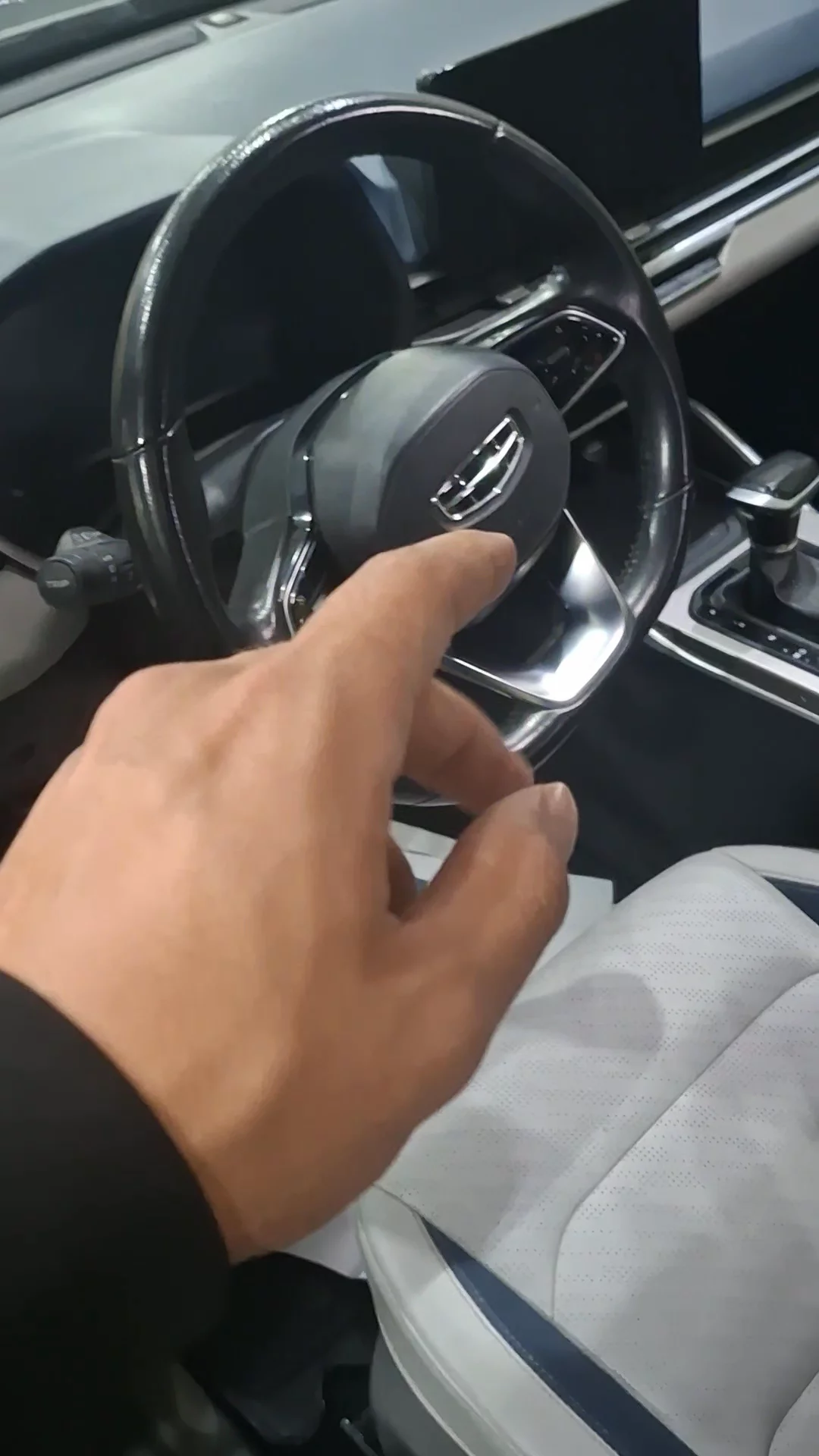 Car video thumbnail 1 of 8