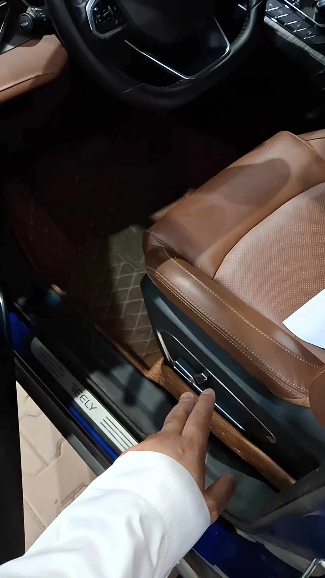 Car video thumbnail 1 of 9