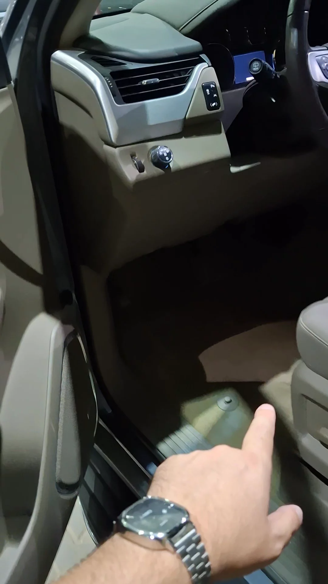 Car video thumbnail 1 of 9