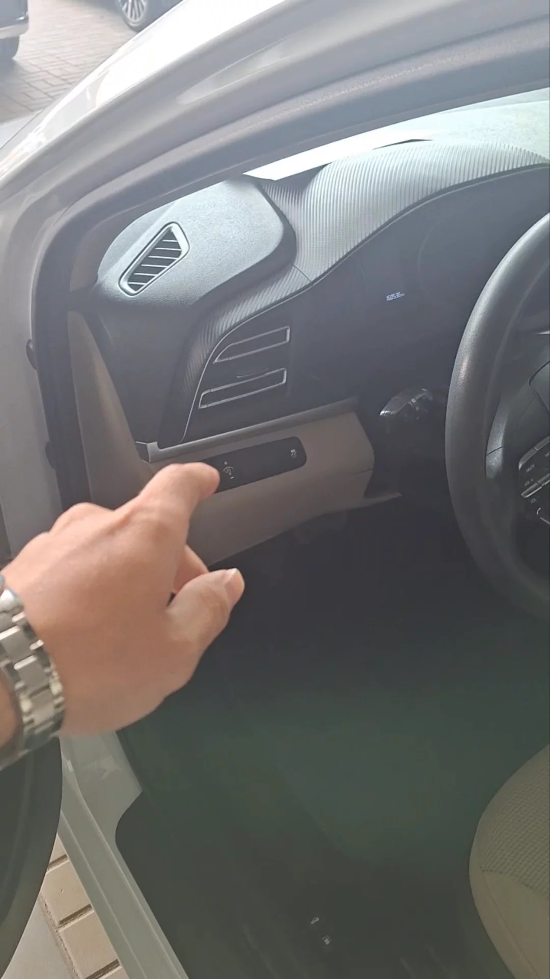 Car video thumbnail 1 of 9