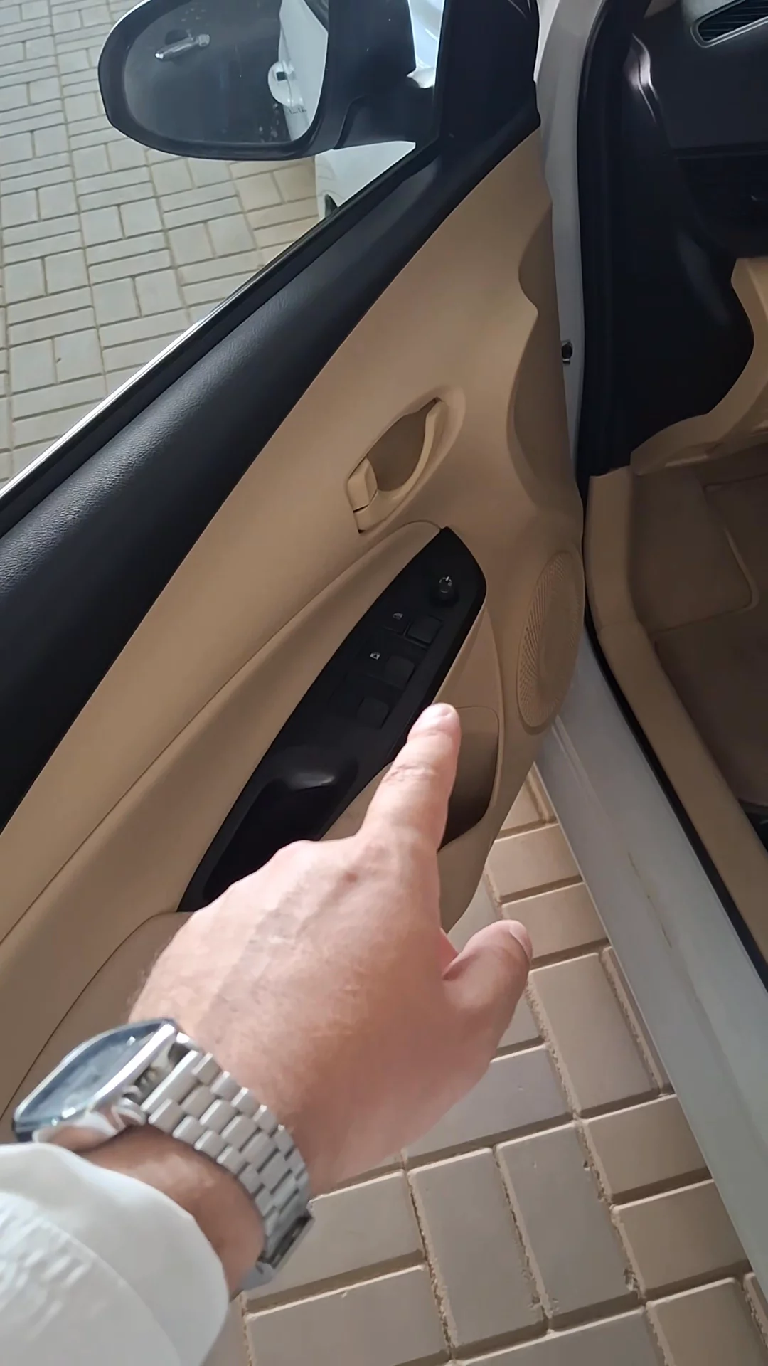 Car video thumbnail 1 of 9