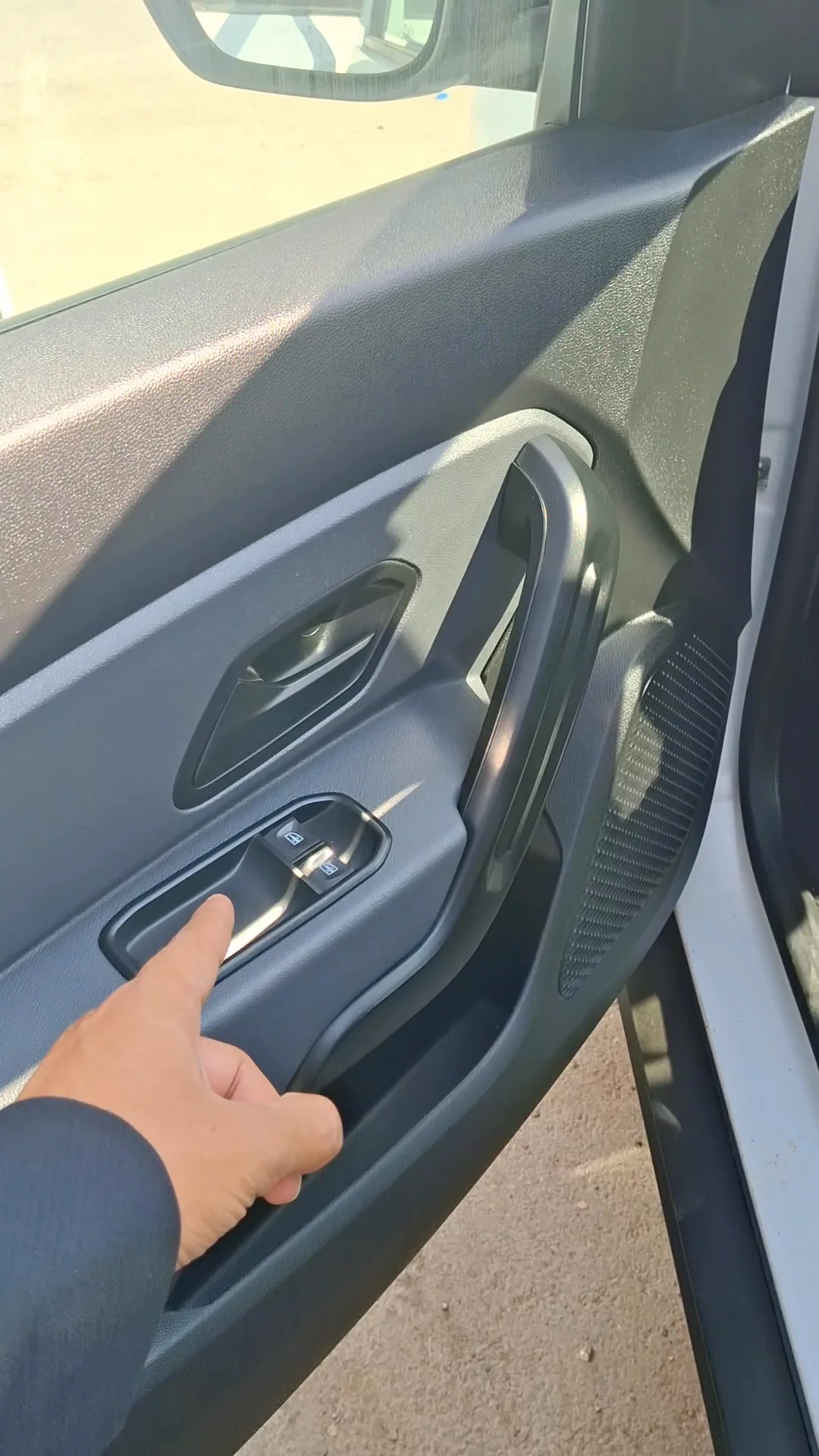 Car video thumbnail 1 of 7