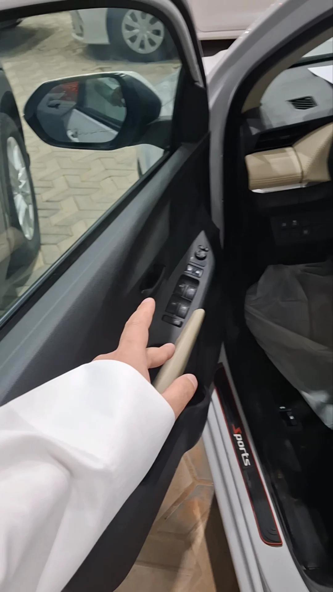 Car video thumbnail 1 of 10