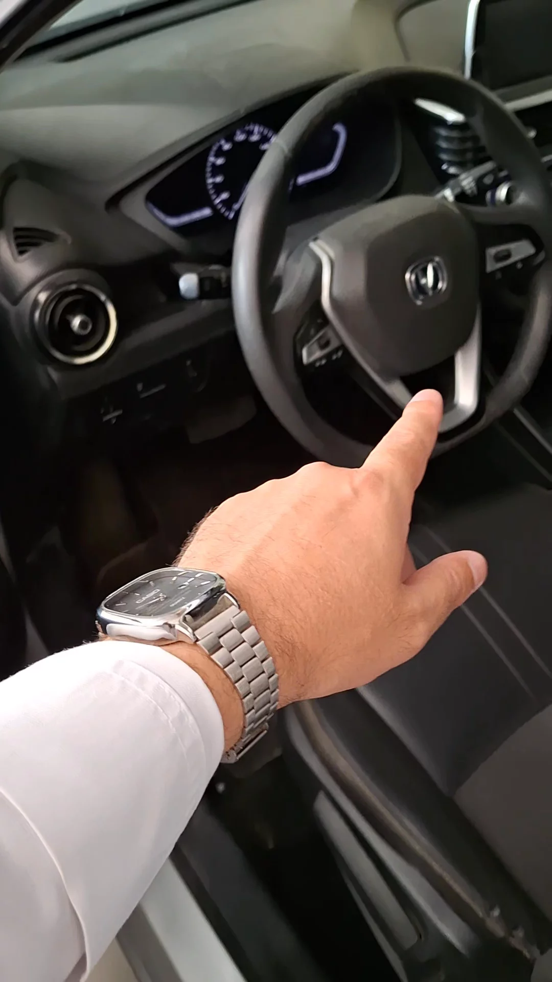 Car video thumbnail 1 of 9