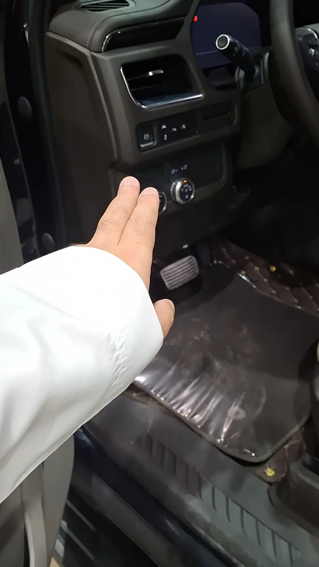 Car video thumbnail 1 of 8