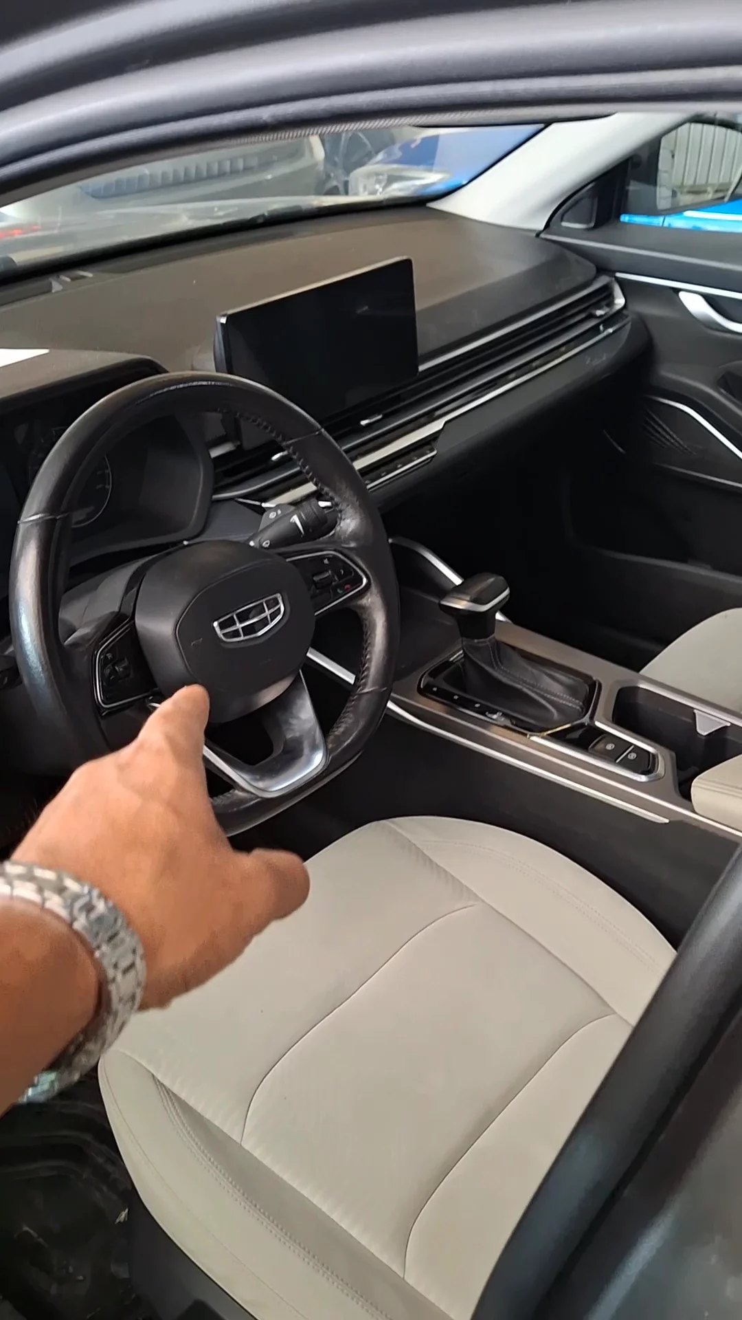 Car video thumbnail 1 of 7