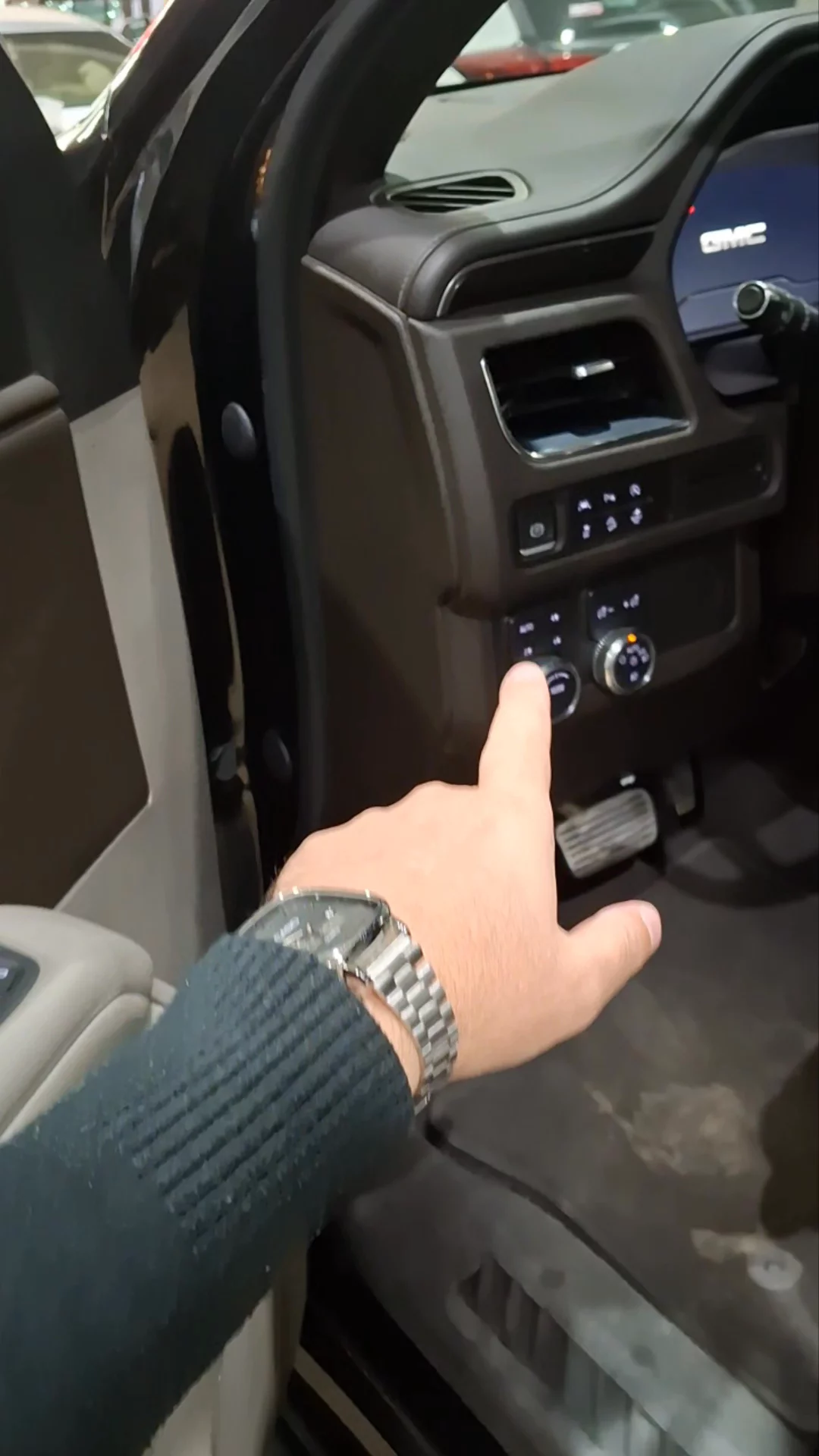 Car video thumbnail 1 of 9