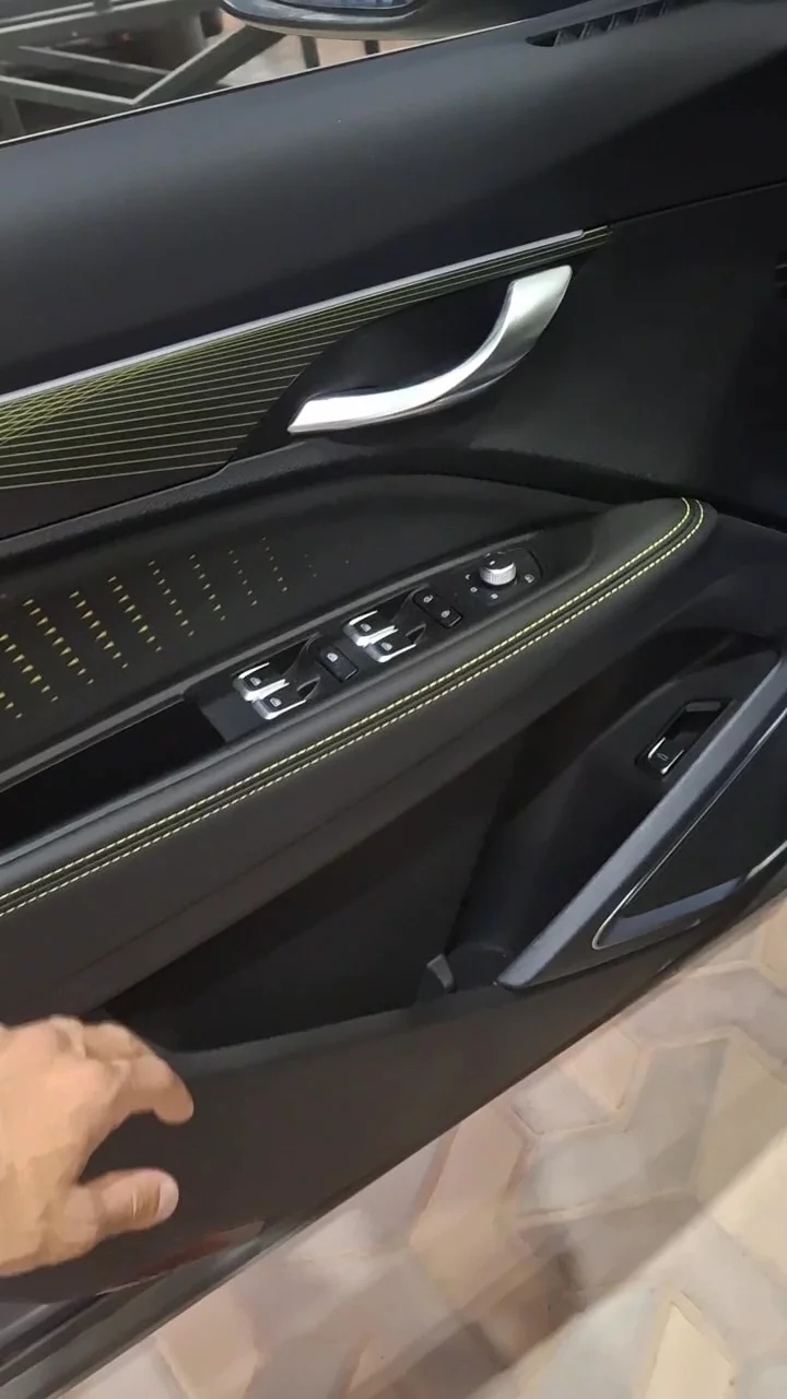 Car video thumbnail 1 of 9