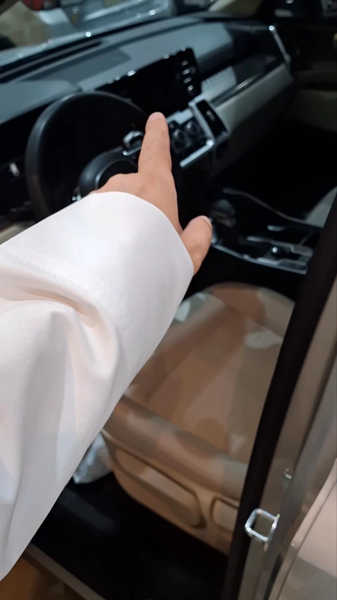 Car video thumbnail 1 of 9