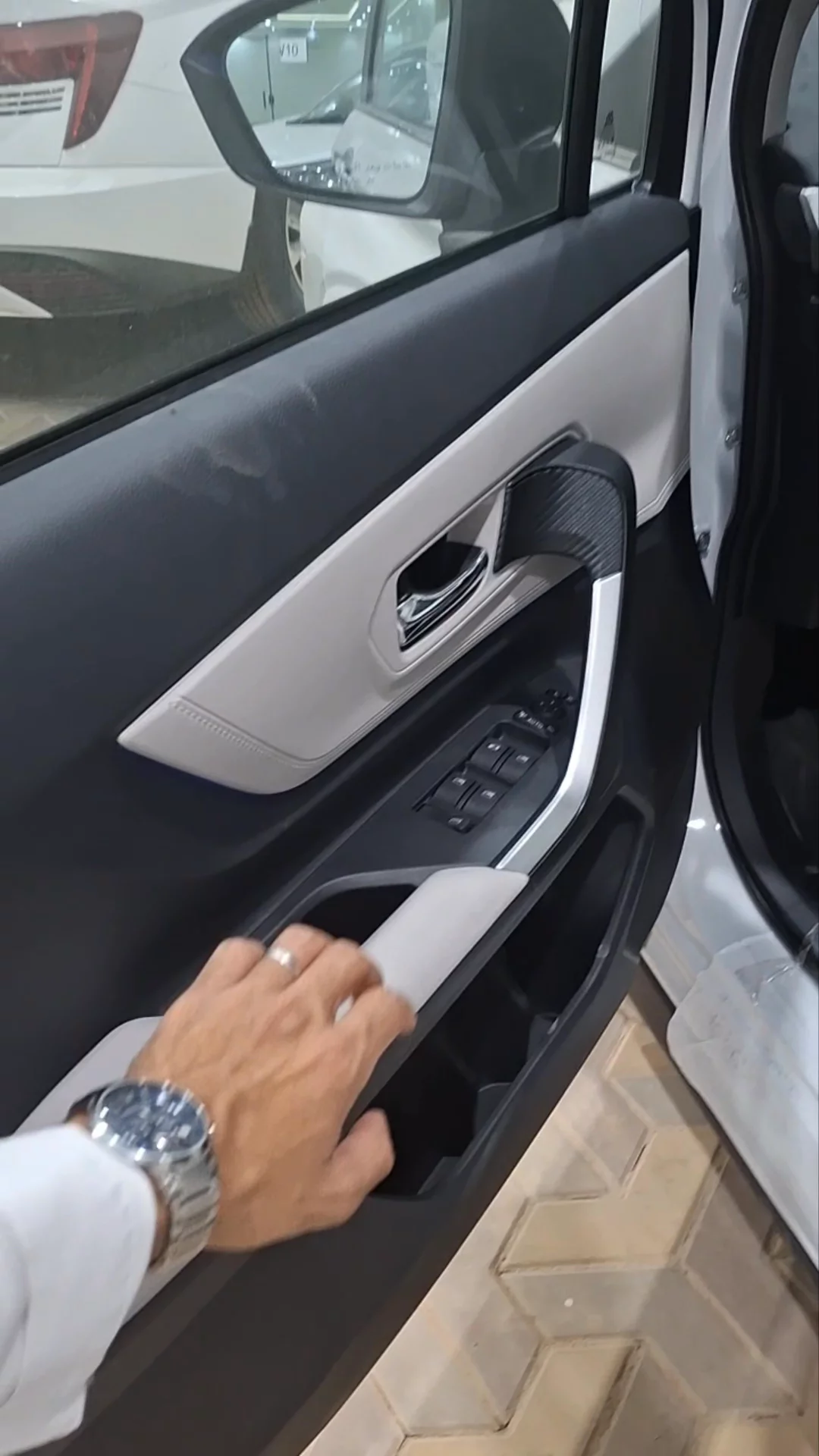 Car video thumbnail 1 of 10