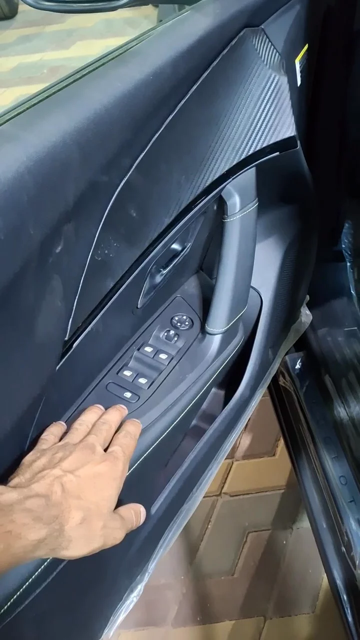 Car video thumbnail 1 of 9