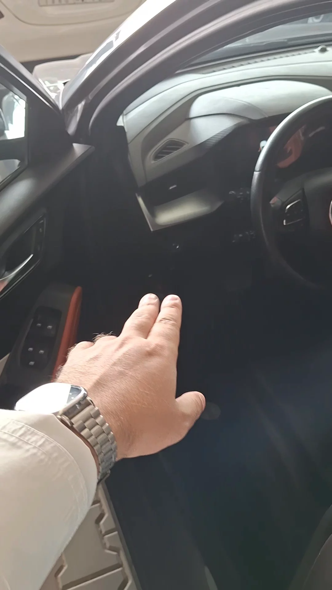 Car video thumbnail 1 of 9