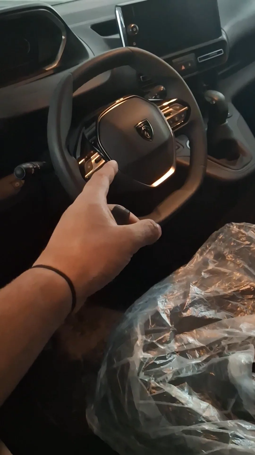 Car video thumbnail 1 of 9