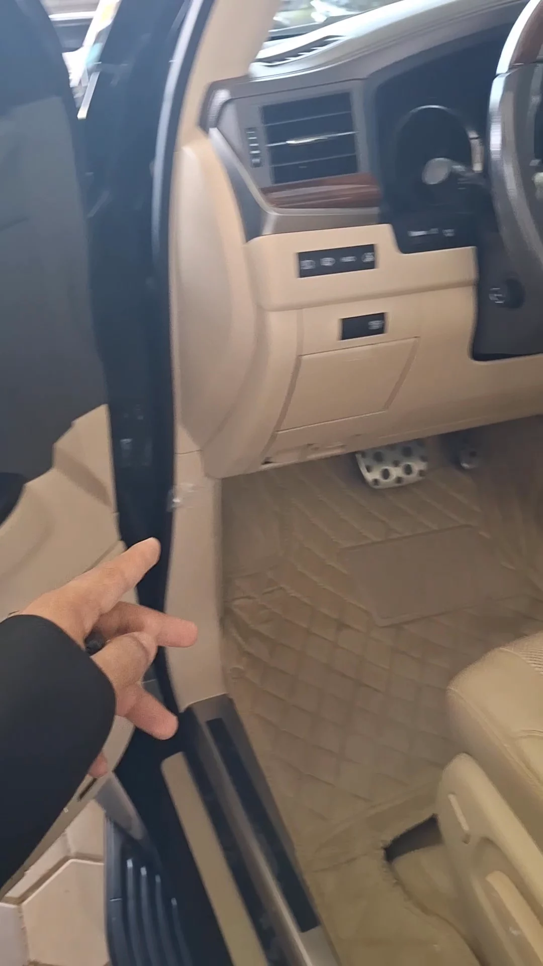 Car video thumbnail 1 of 7