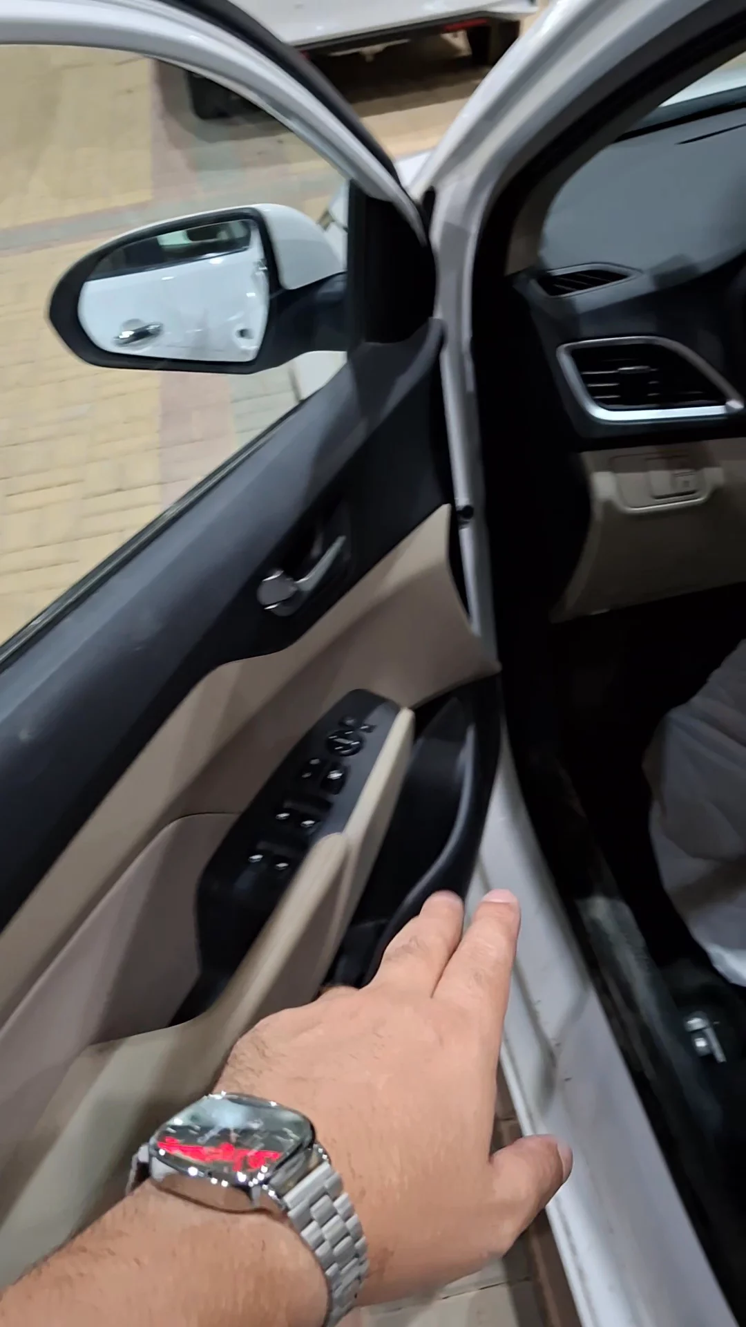 Car video thumbnail 1 of 9