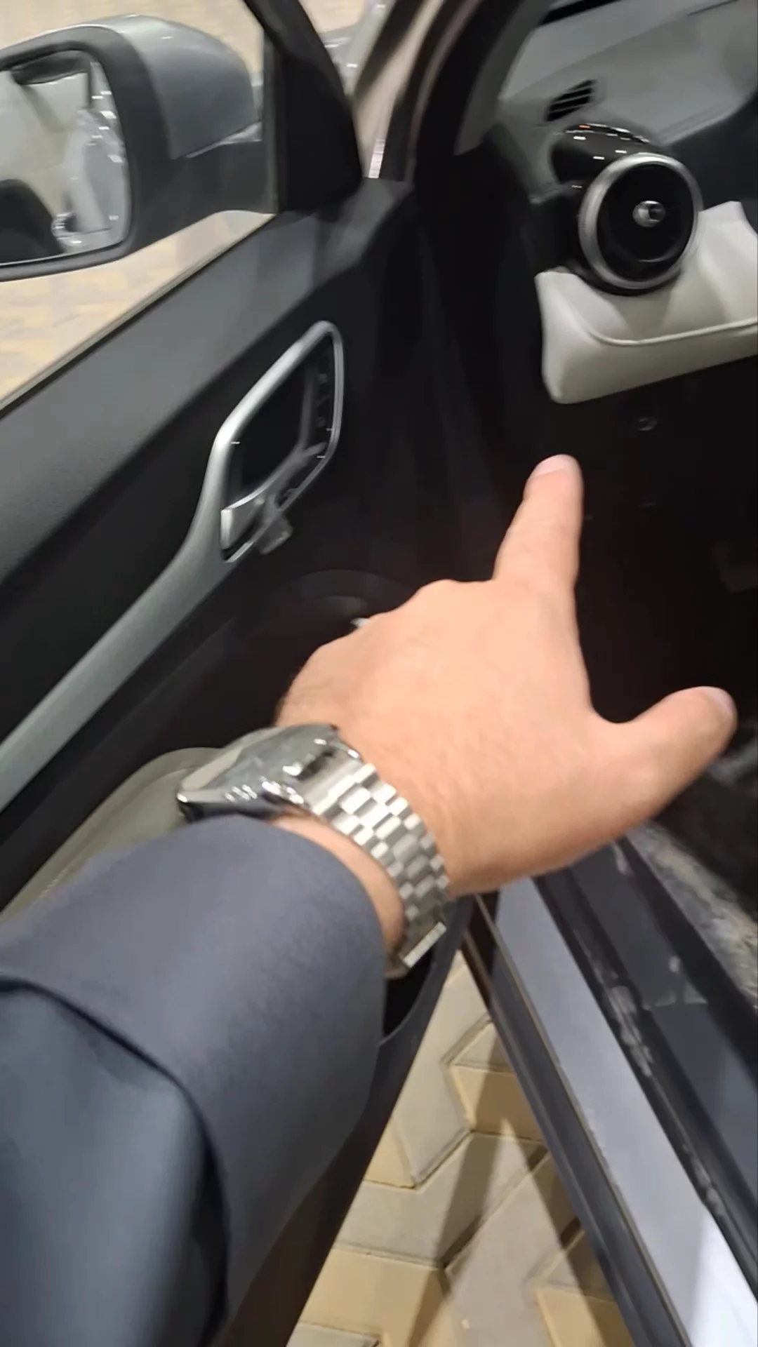 Car video thumbnail 1 of 10