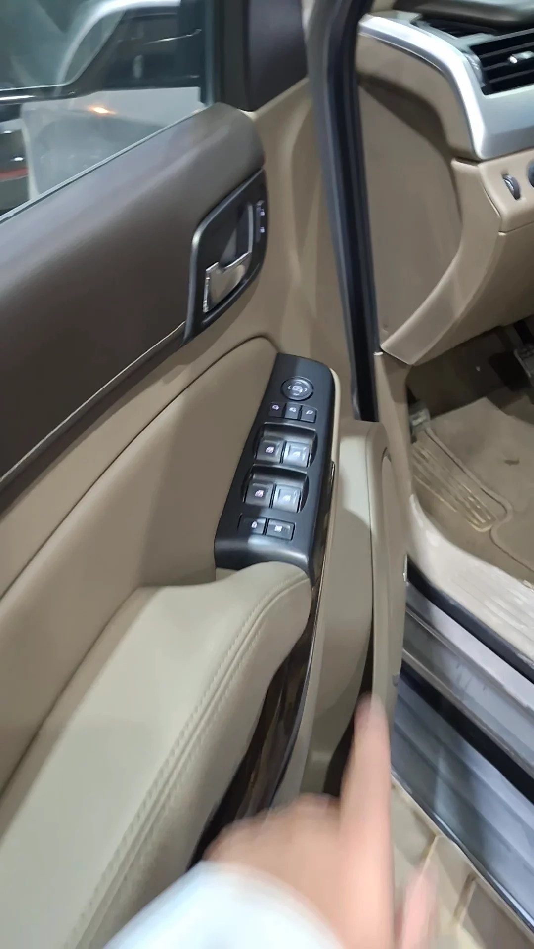 Car video thumbnail 1 of 9