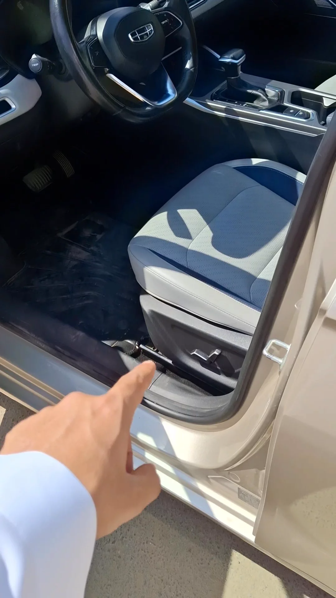 Car video thumbnail 1 of 10