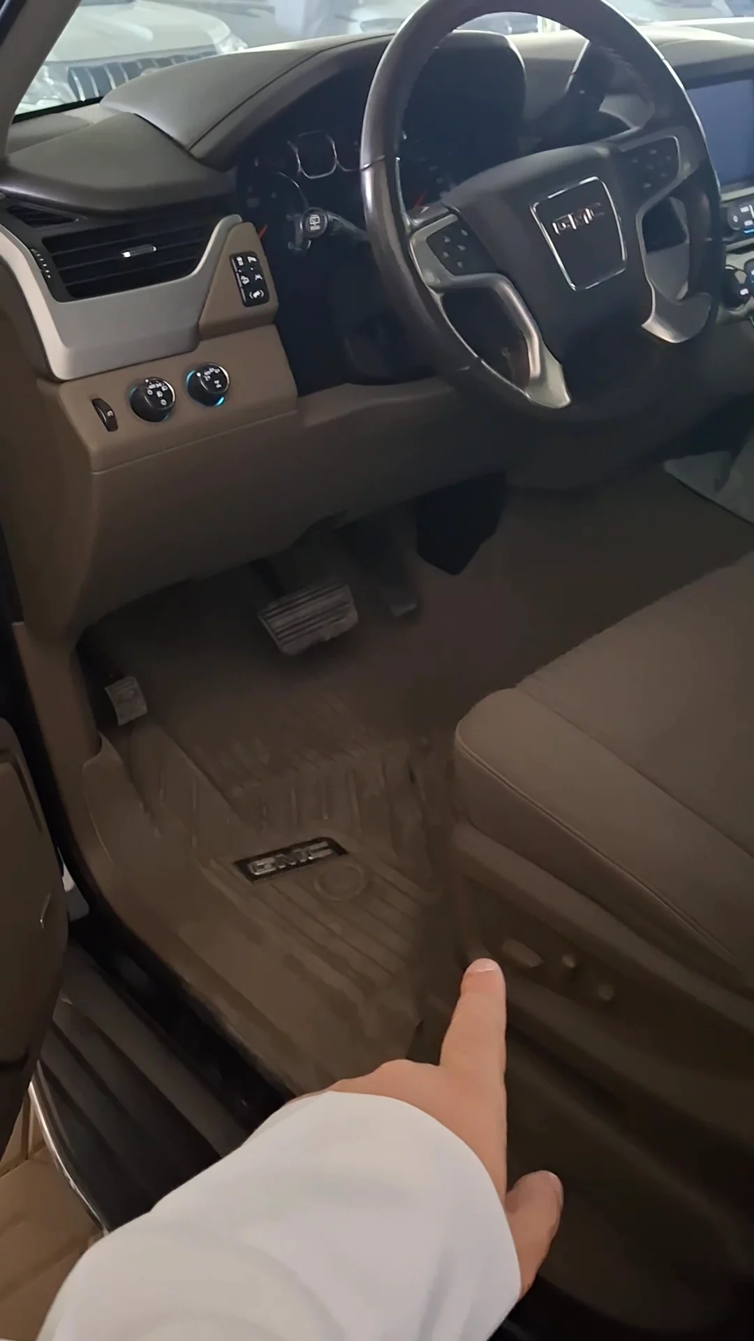 Car video thumbnail 1 of 9