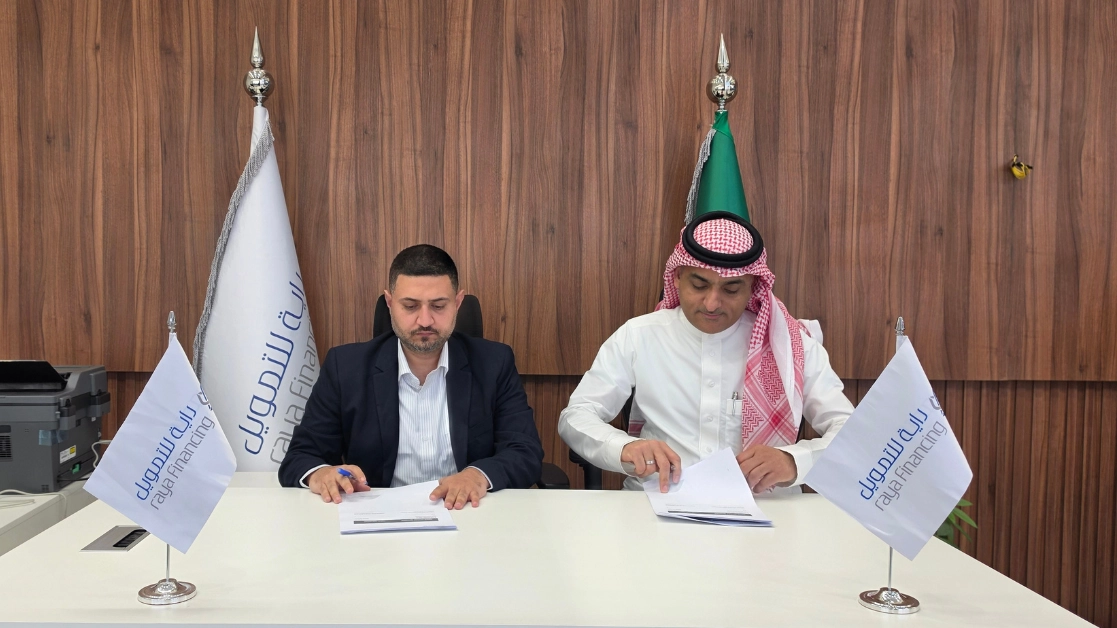 شراكة استراتيجية بين كارزفد والراية للتمويل