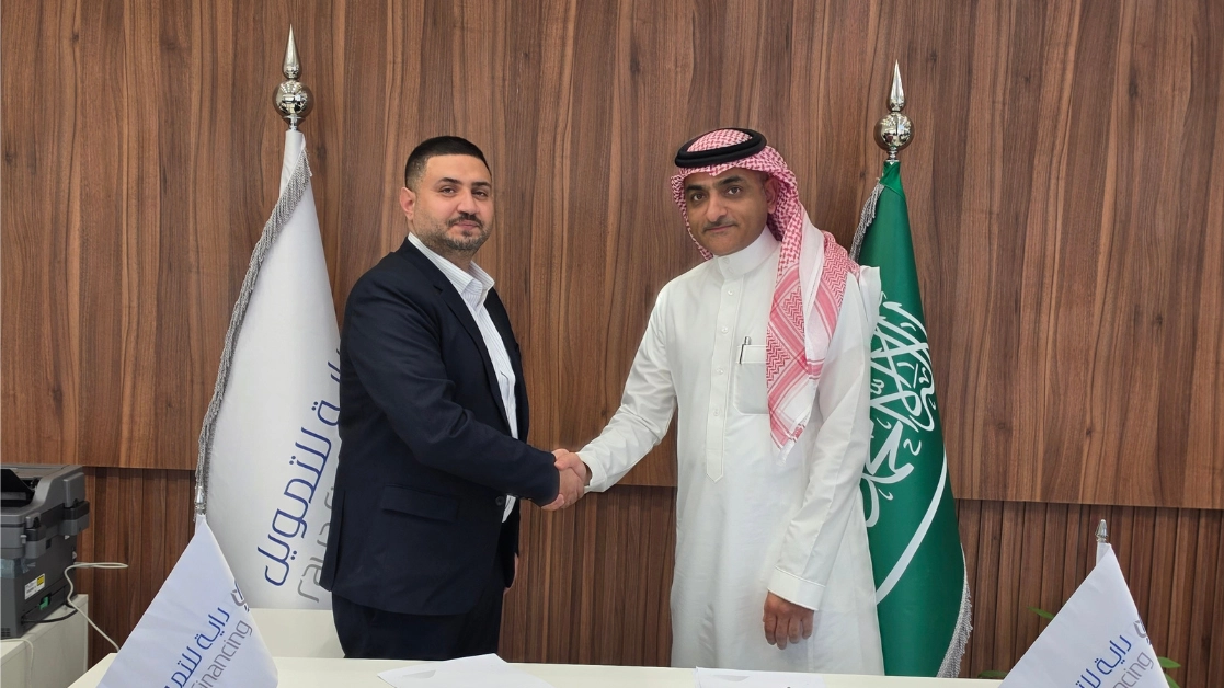 شراكة استراتيجية بين كارزفد والراية للتمويل